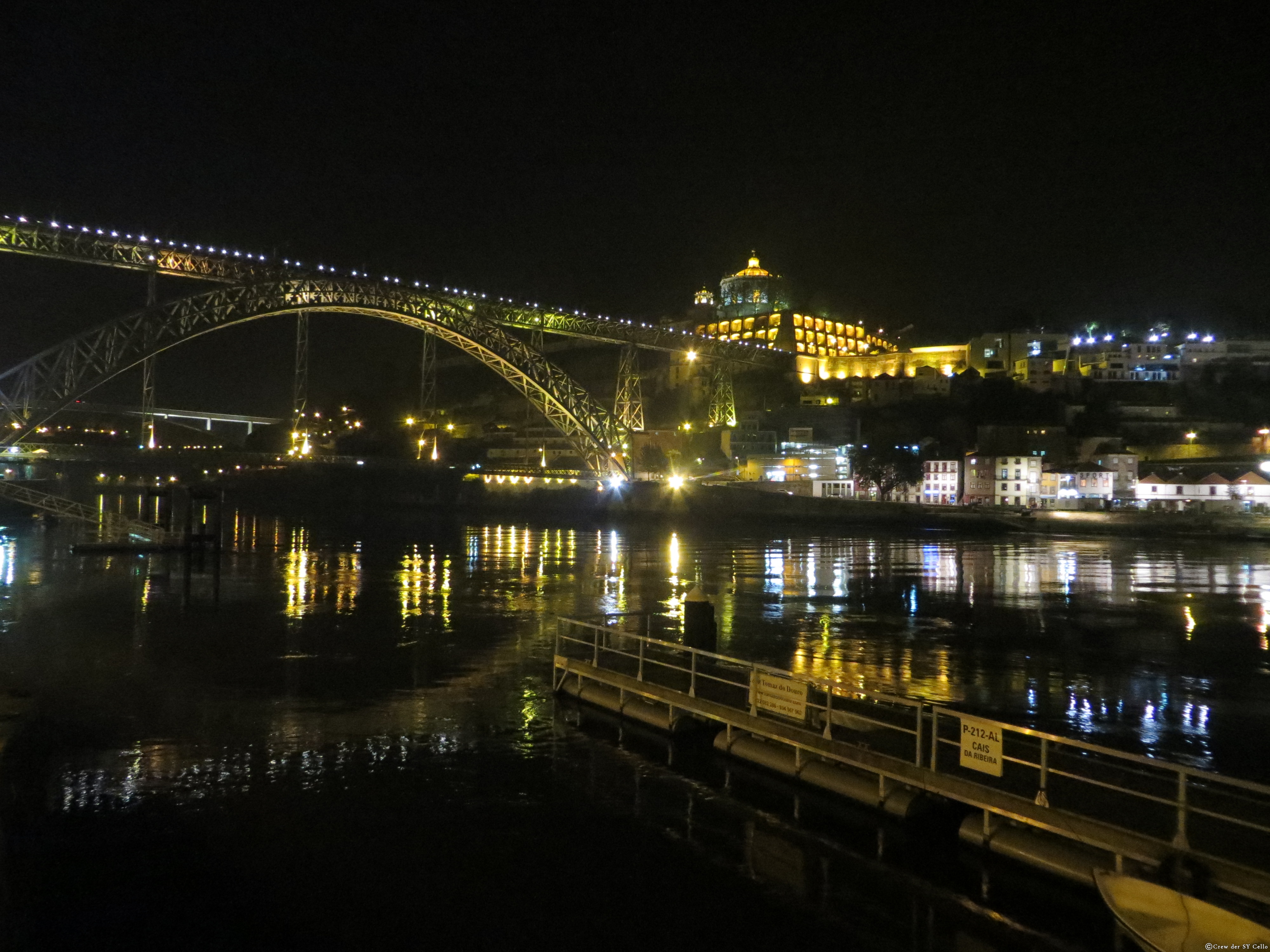 Ein Blick auf die Brücke, die Porto und Gaia verbindet