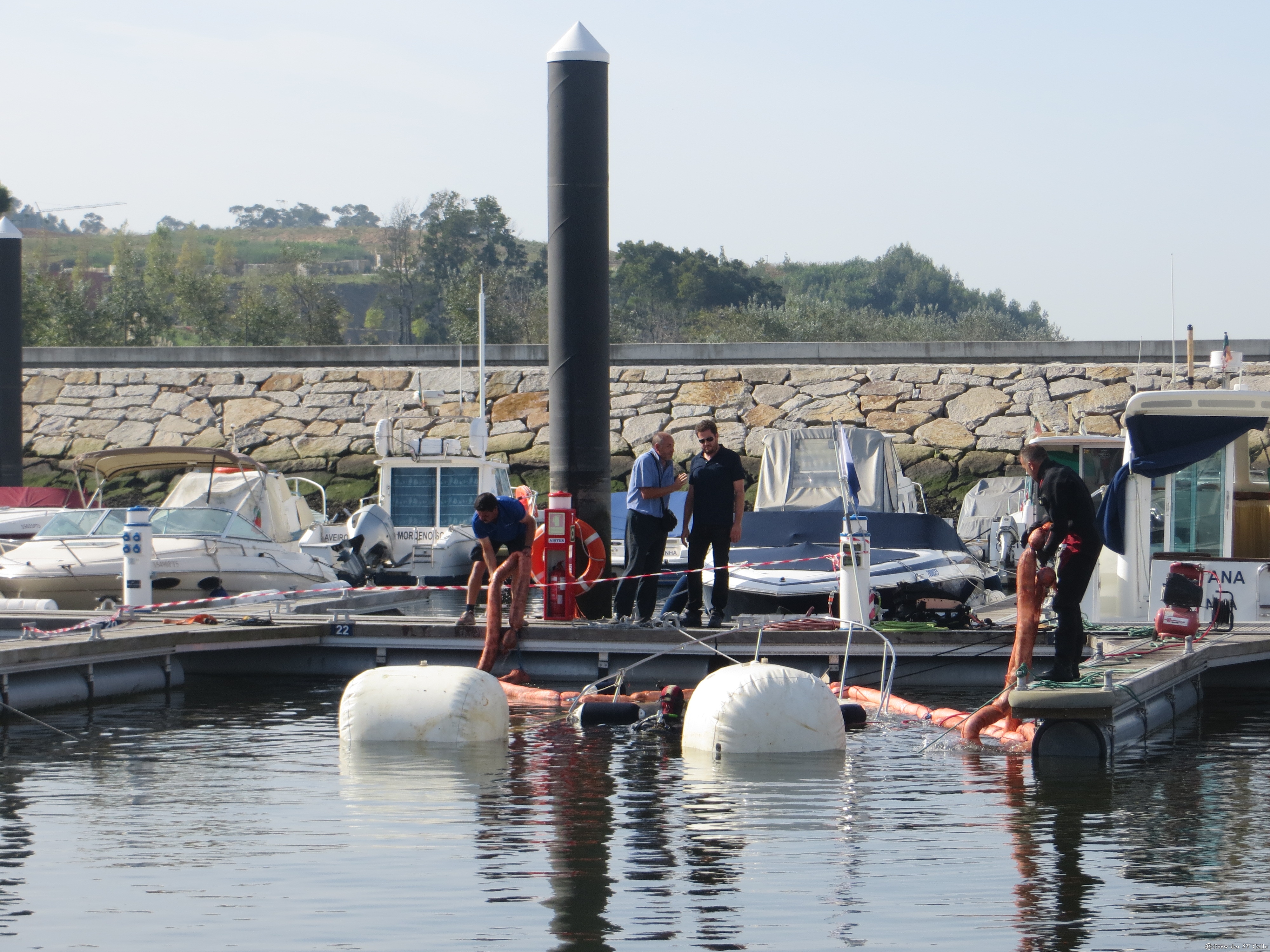 Heute Morgen erfahren wir, dass es am Nachbarsteg eine Explosion auf einem kleinen Motorboot gab. Die zwei Besatzungsmitglieder sind leicht verletzt (Armbruch und Verbrennungen), aber wohl auf. Hier wird das Boot gerade wieder geborgen.