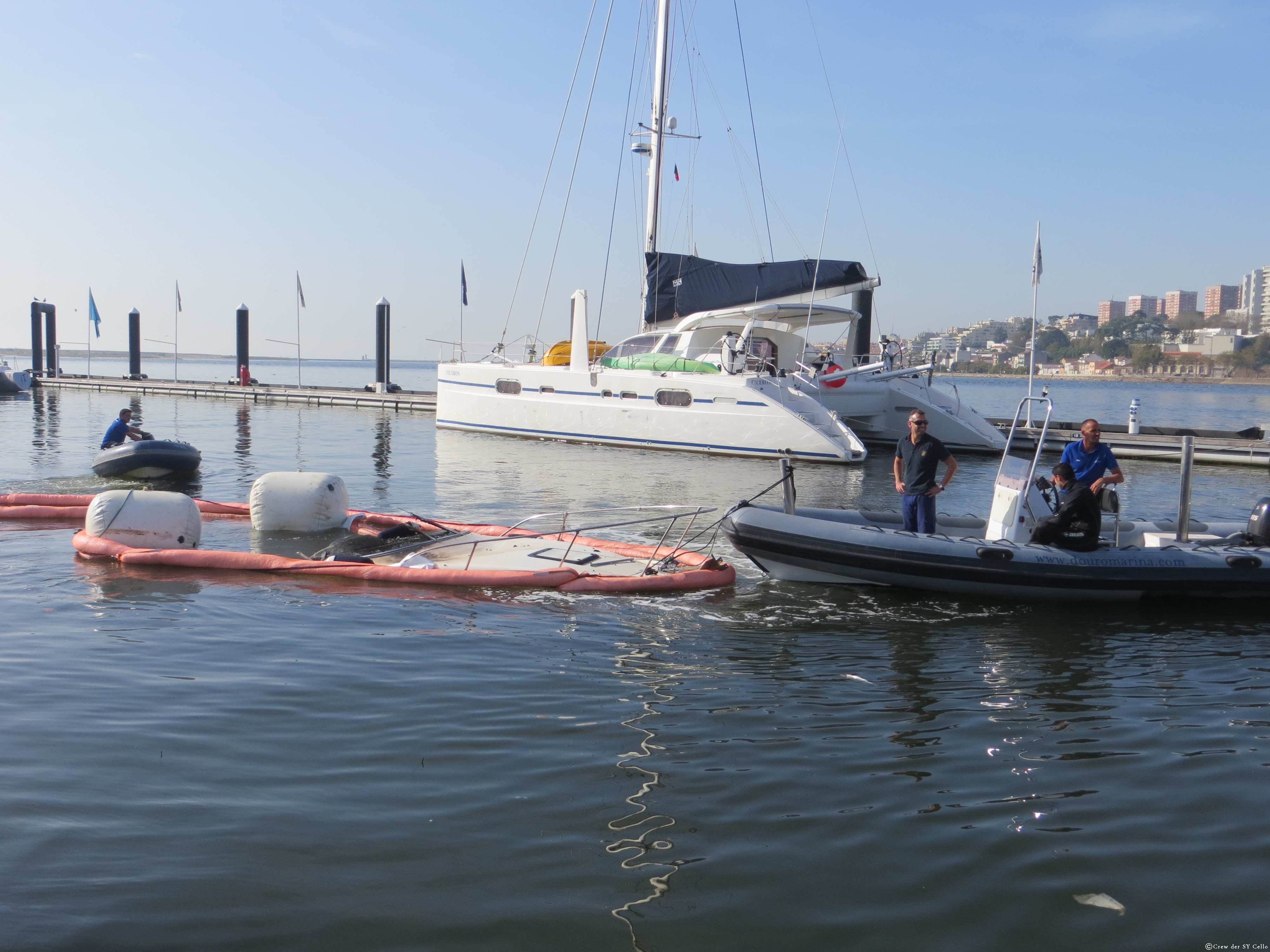 Das abgebrannte Boot wird weggeschleppt