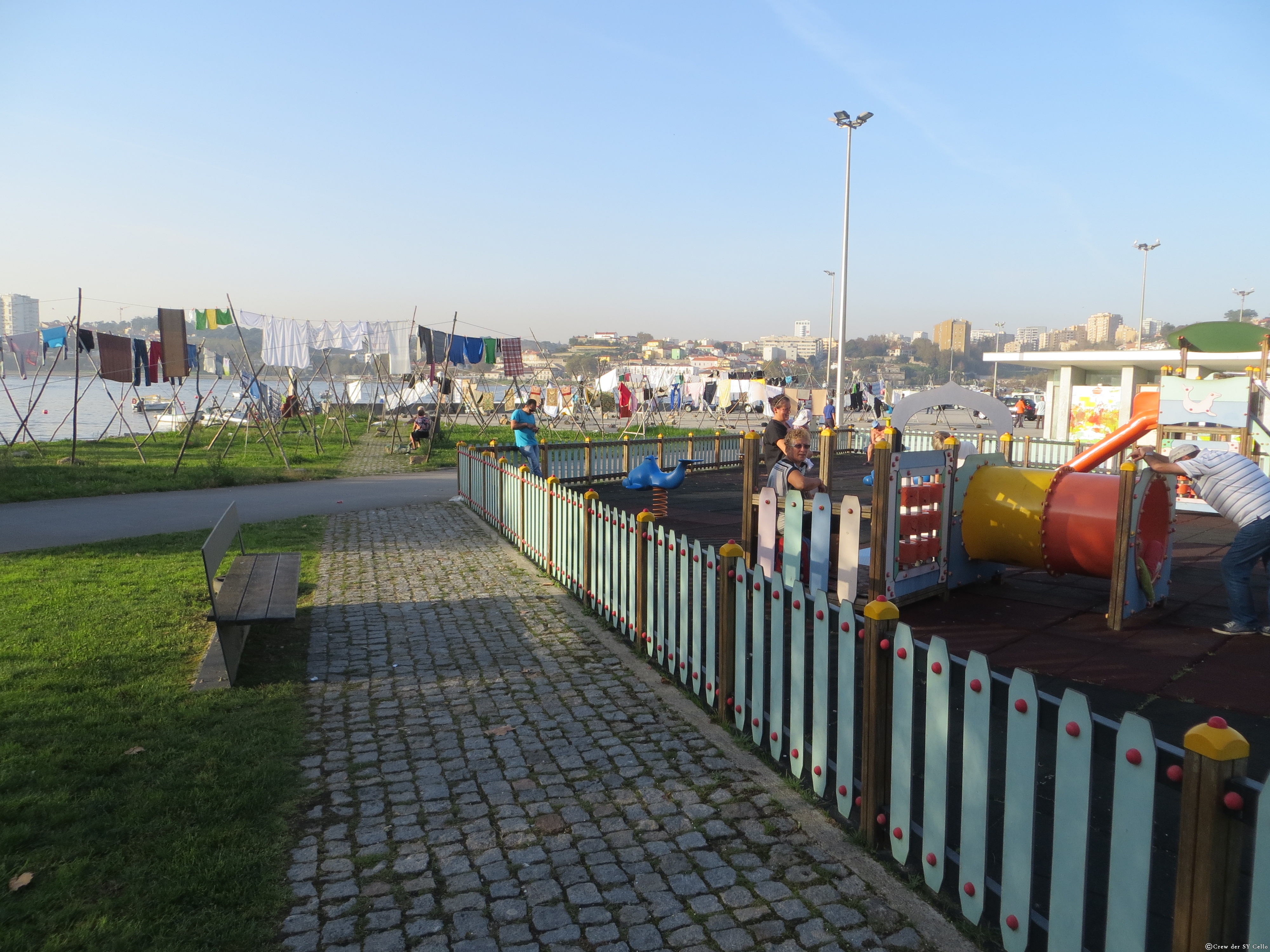 Spielplatz, im Hintergrund die Wäscheleinen