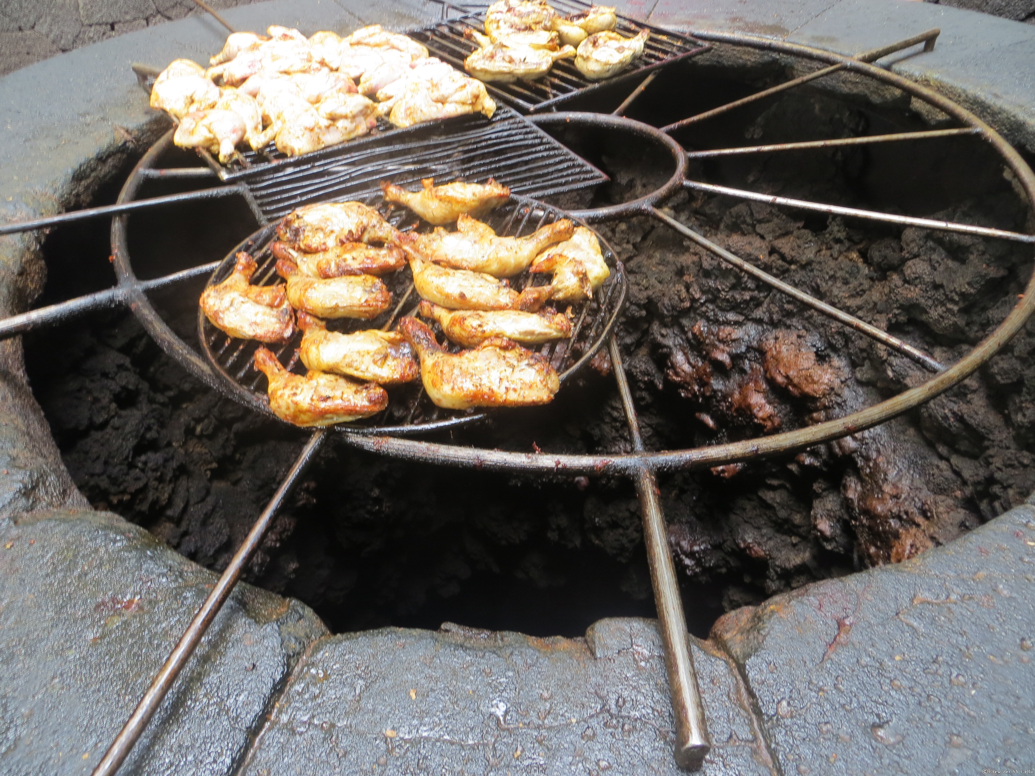 Gegrillt über einem Loch auf dem Vulkan