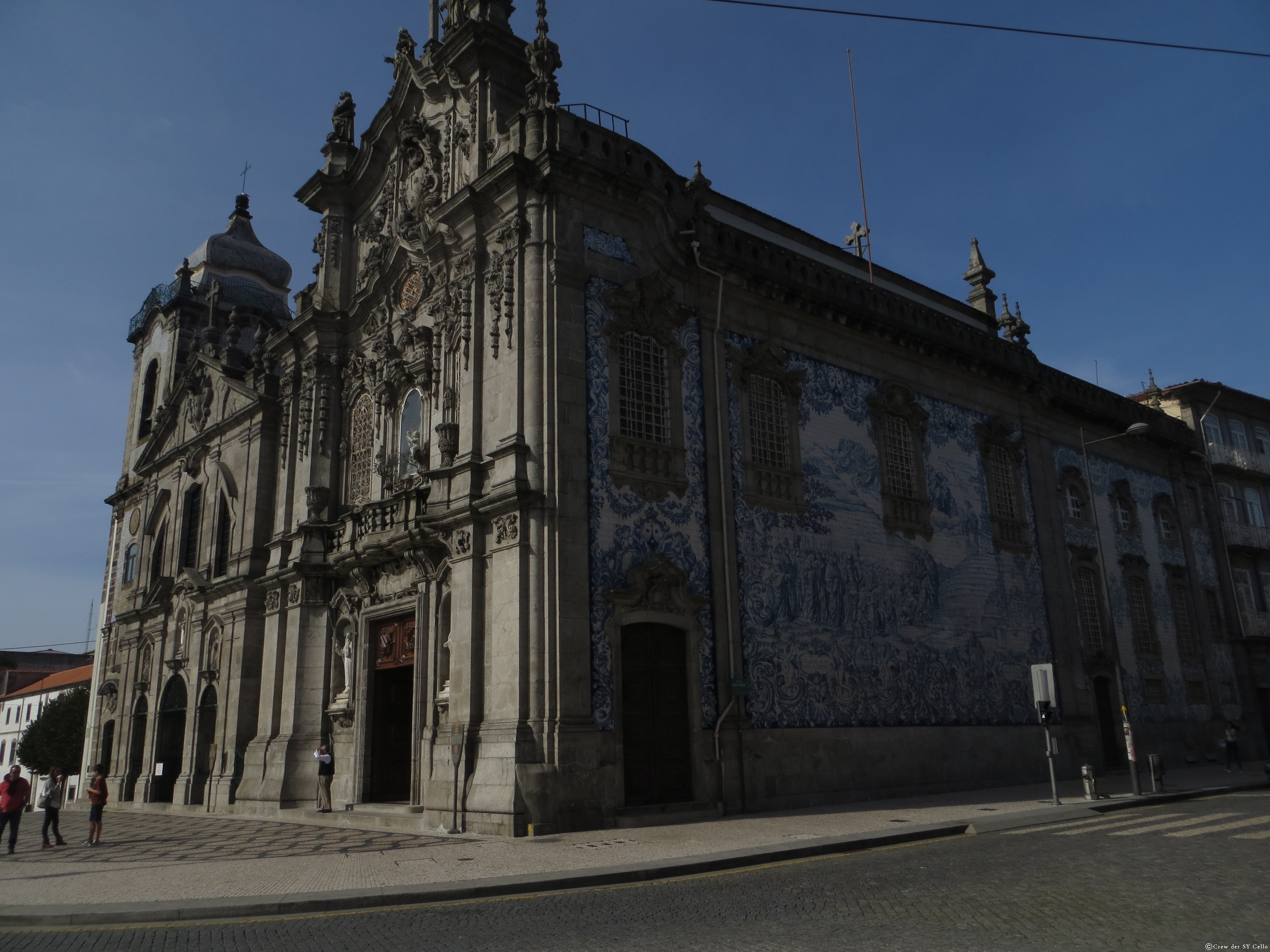 Kirche mit seitlich gefliester Wand