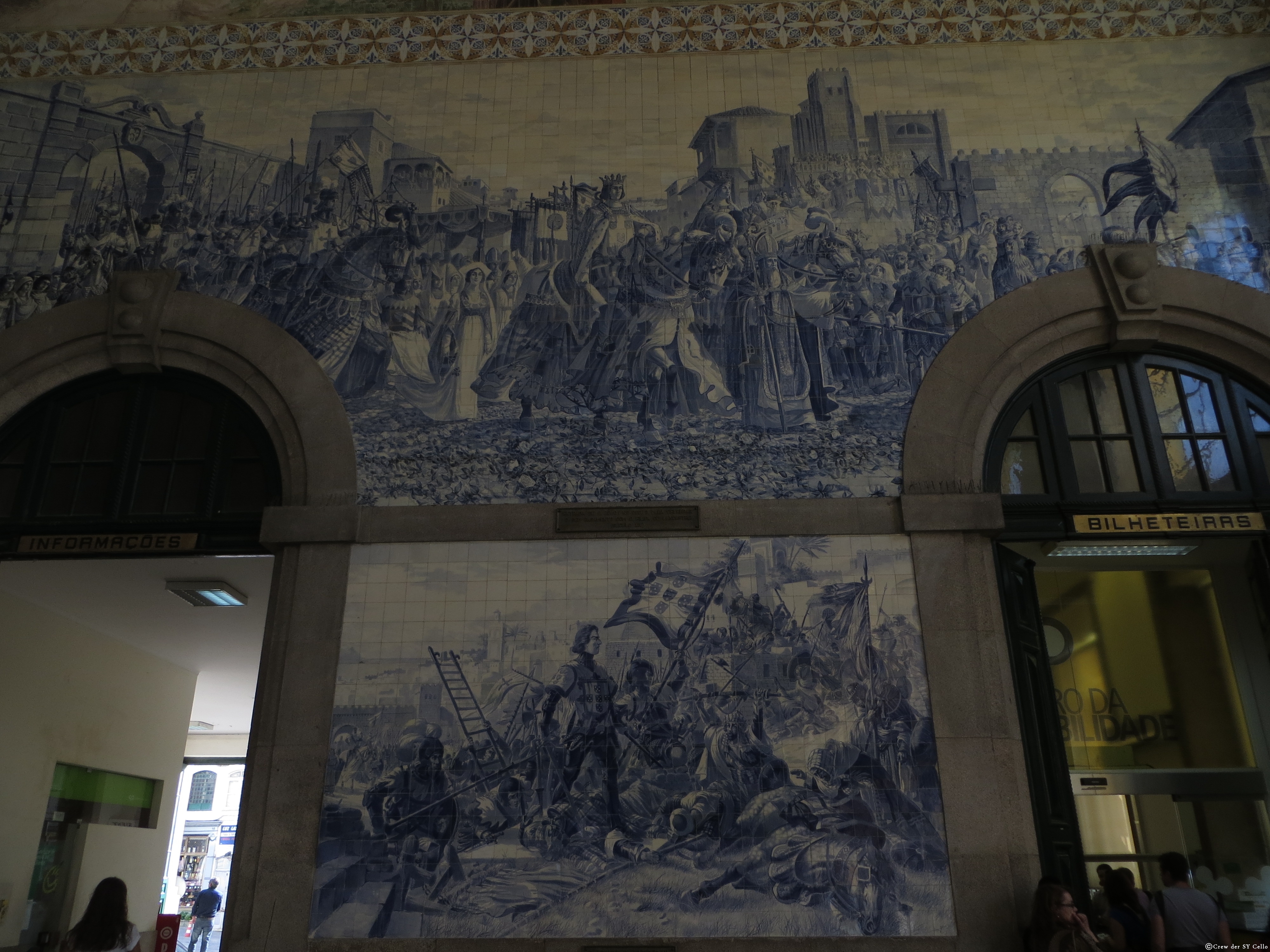 Auch im Bahnhof zieren Wandfliesen die Innenwände