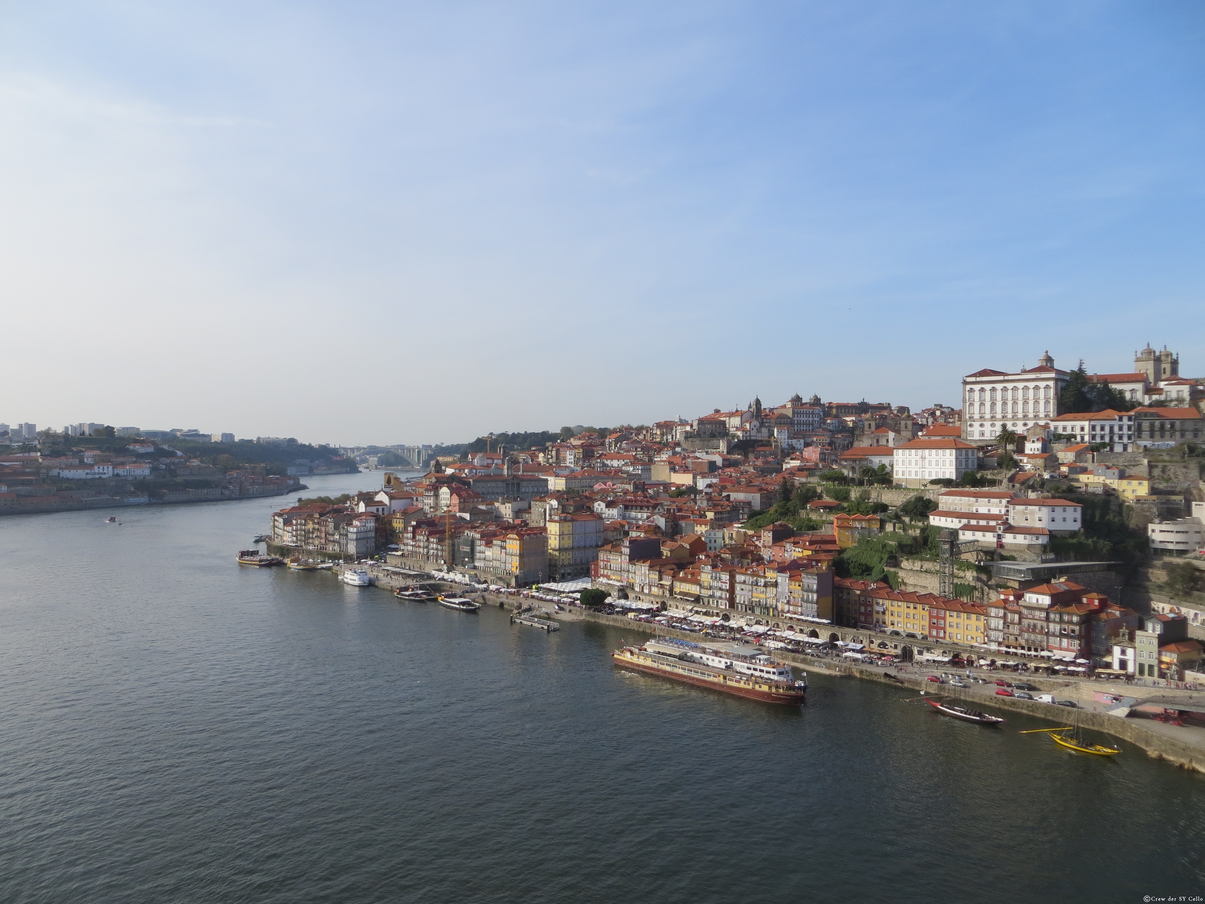 Blick auf das Stadtzentrum von Porto, von der Brücke aus gesehen