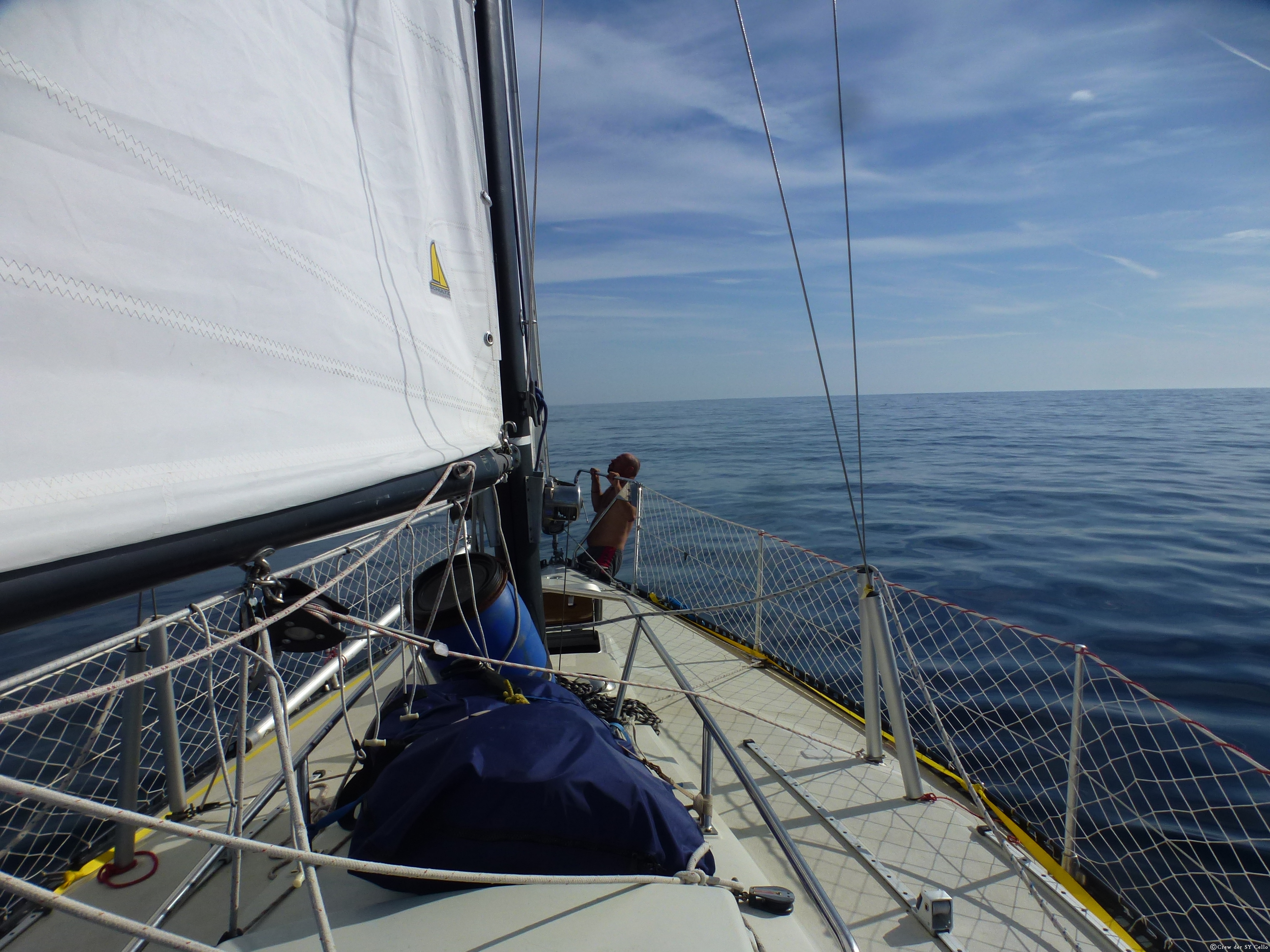 Morgentliche Sportübungen, gleich nach den 20 Runden ums Boot herum. Natürlich nur bei Flaute.