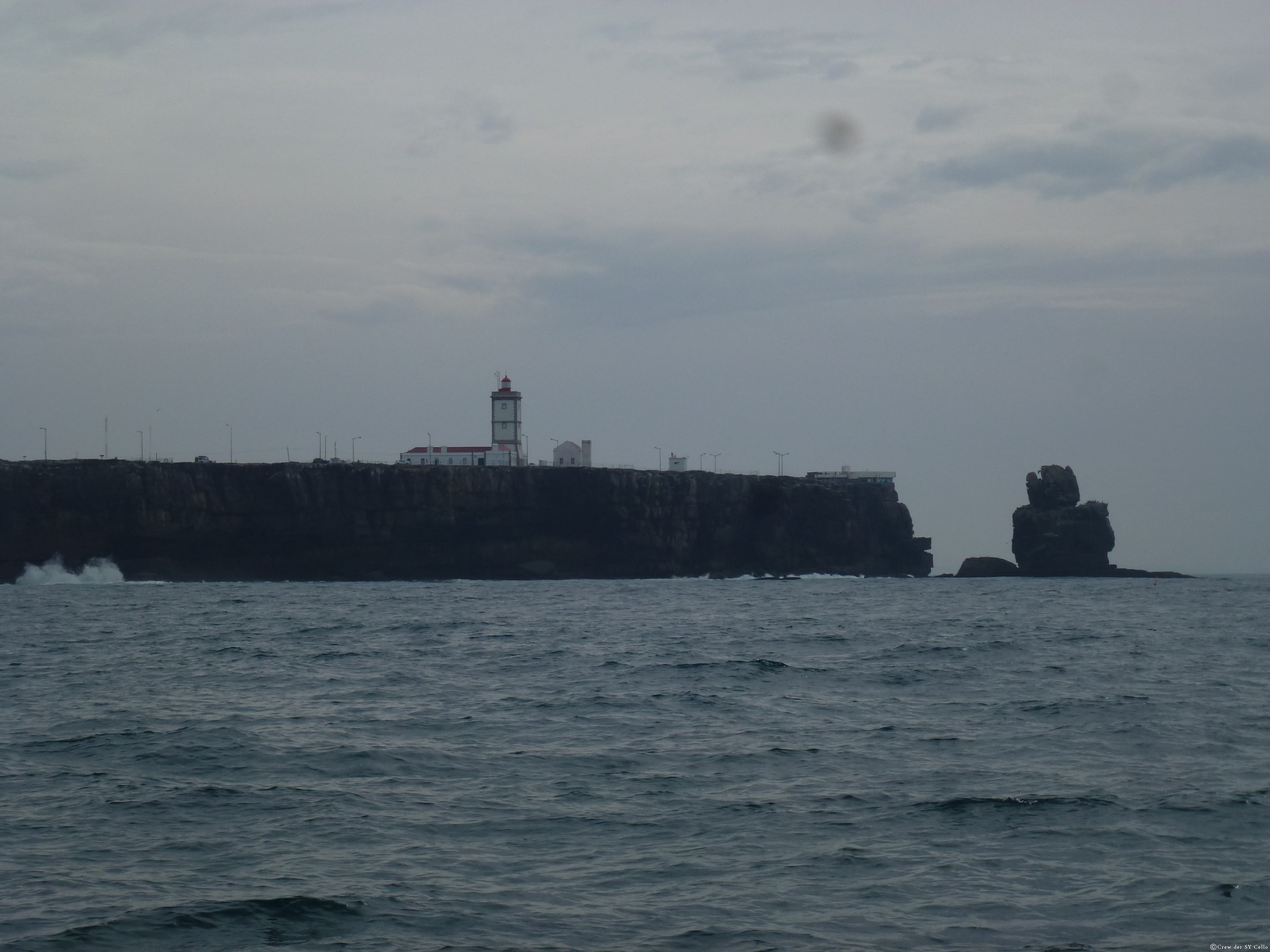 Nach langer Fahrt ist das Kap von Peniche zu sehen. Unser aktueller Standort.