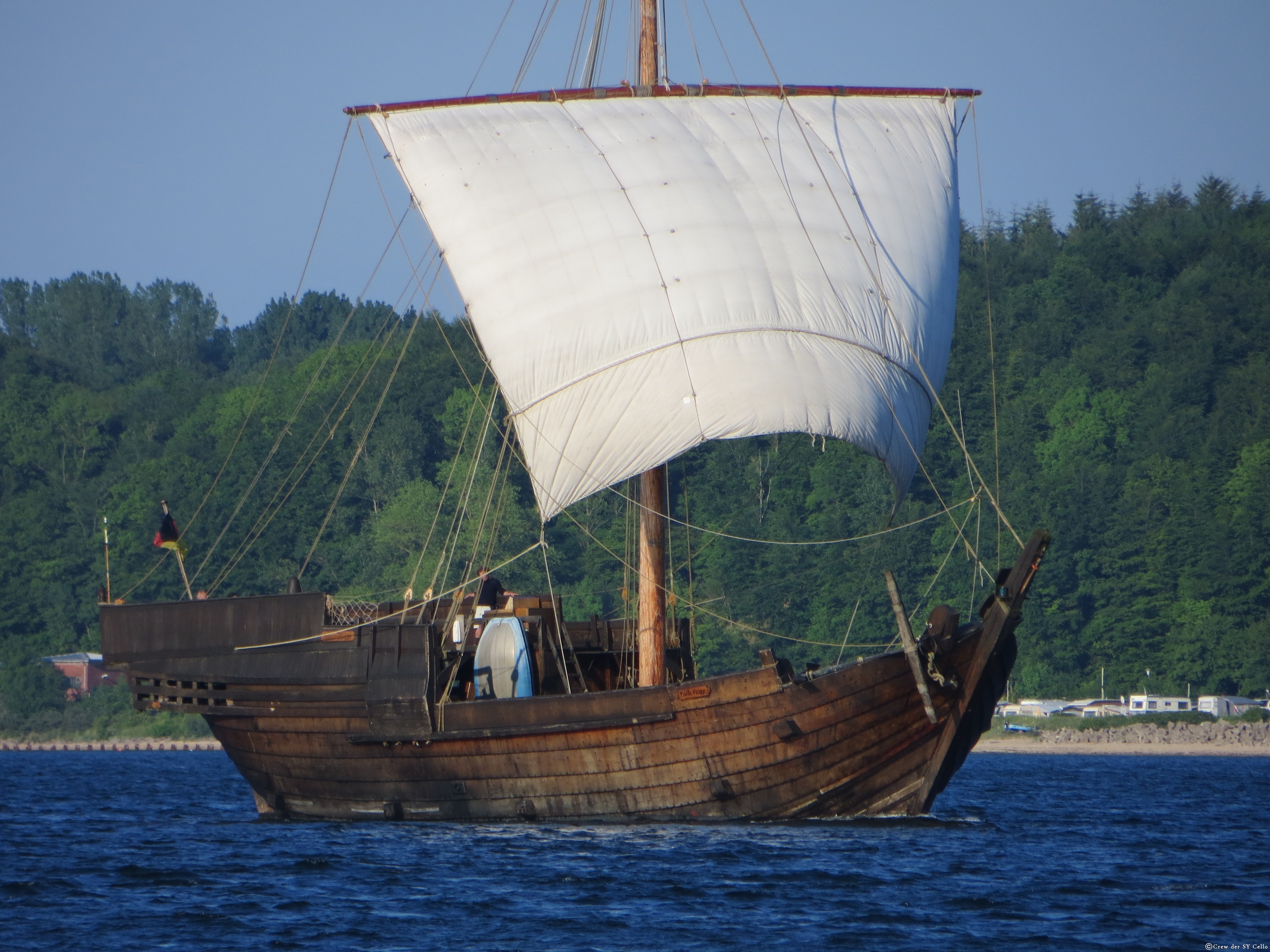 Ein klassischer Segler in der Kieler Förde.