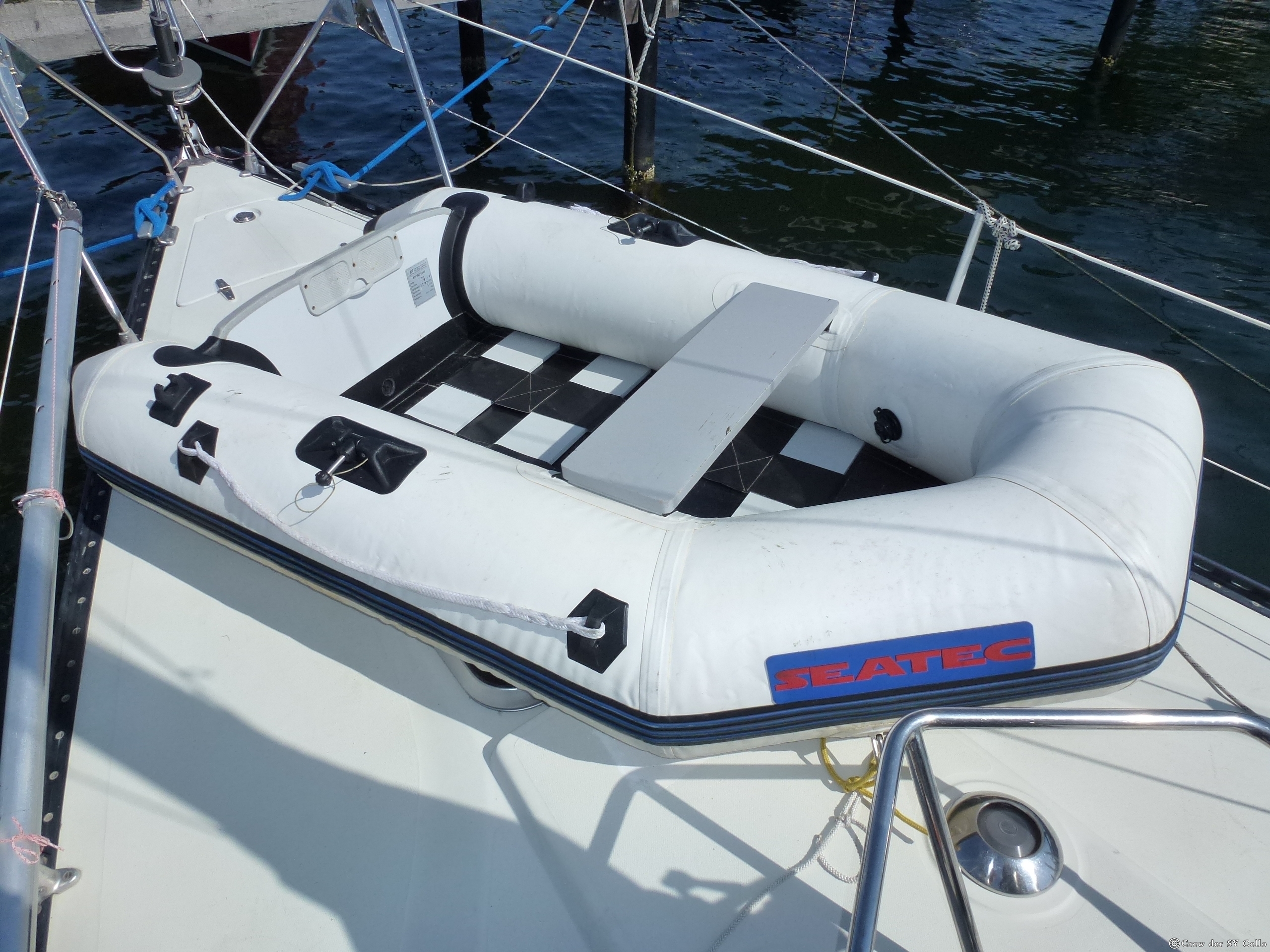 Unser Beiboot, das Dingi. Nimmt ganz schön viel Platz weg.