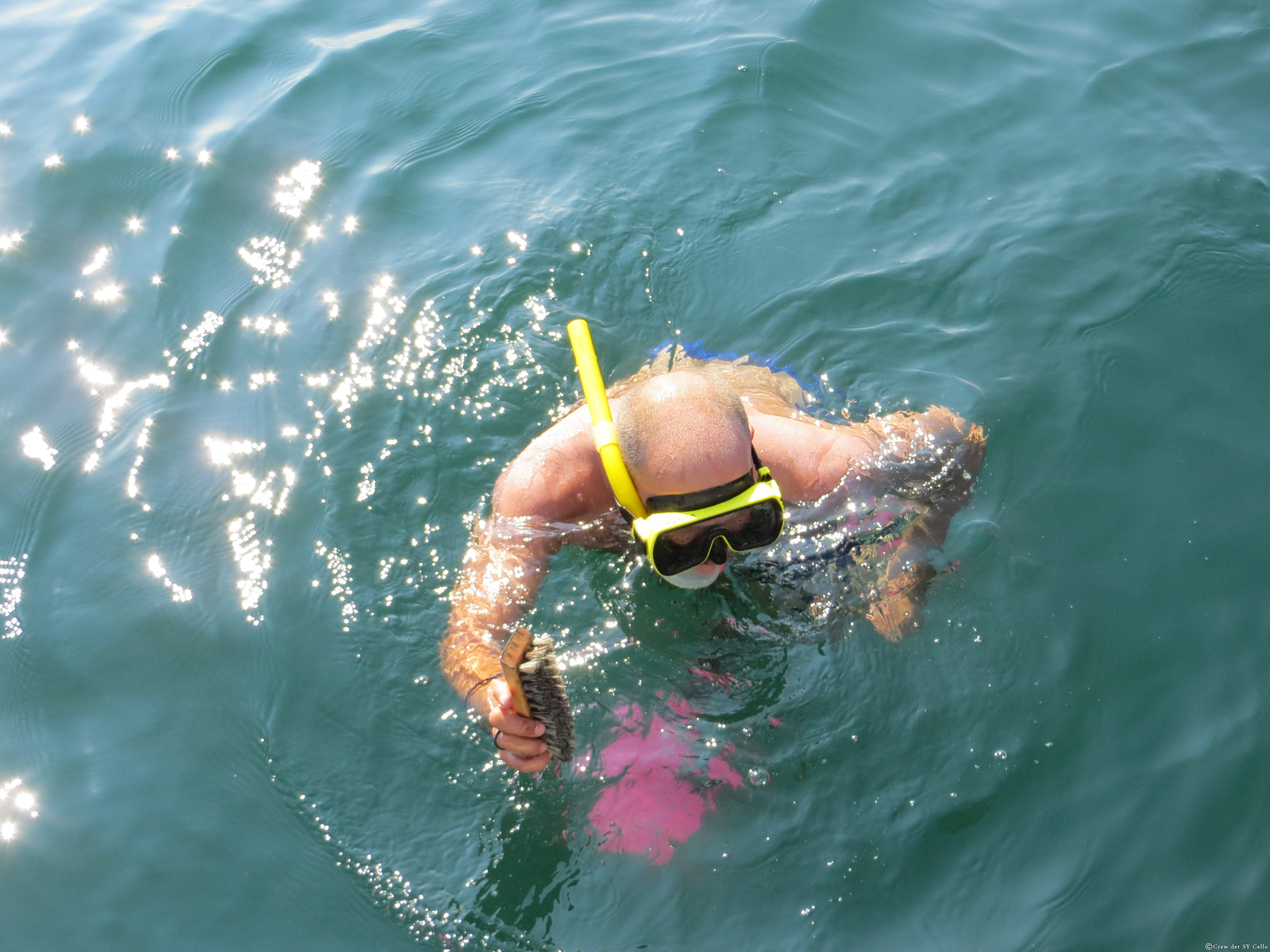 Siggi schrubbt den Propeller. Nein, nicht was Ihr denkt!