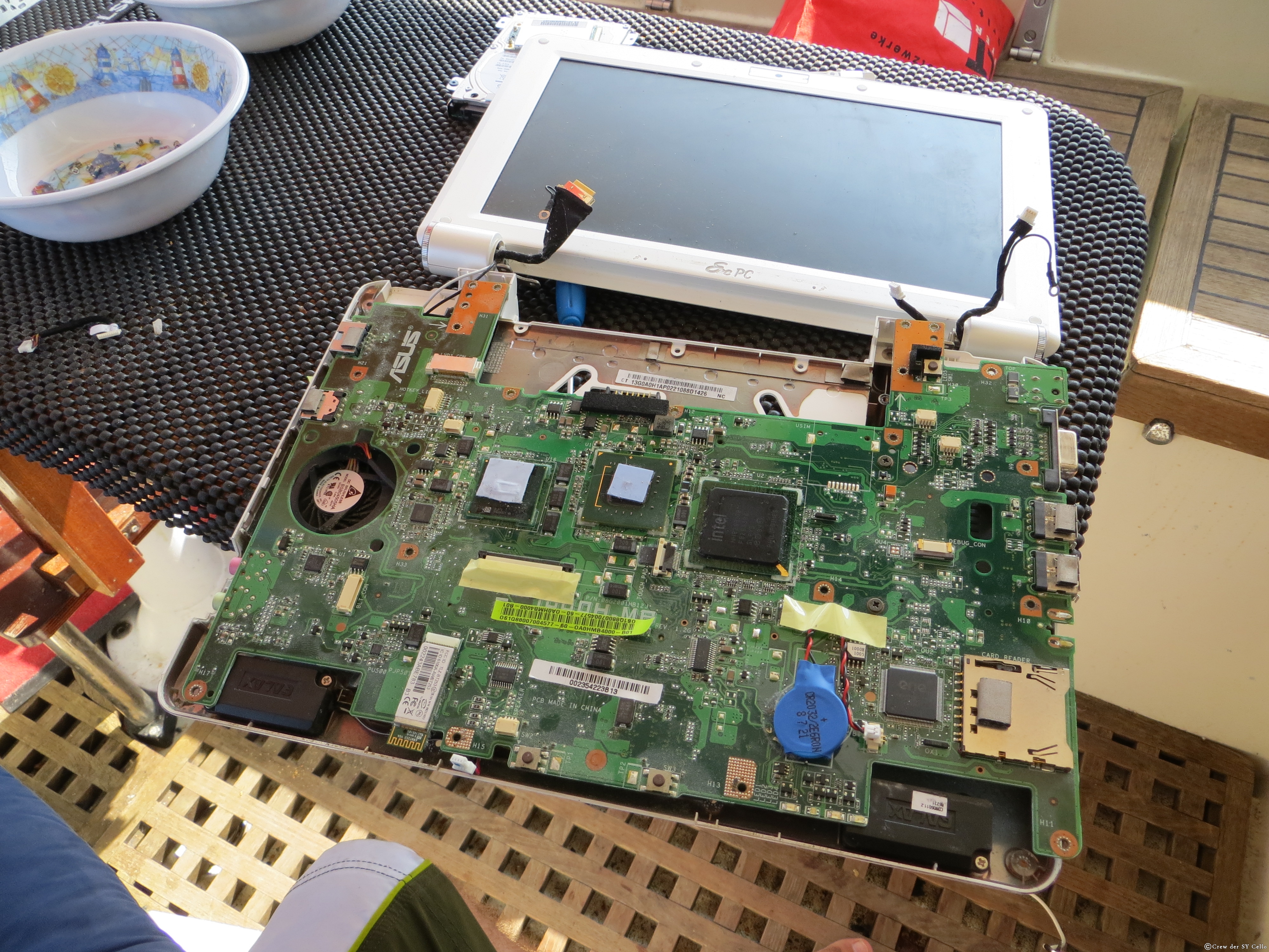 Auch auseinanderschrauben und mit zwei übriggebliebenen Schrauben wieder zusammenbauen hat nicht geholfen.