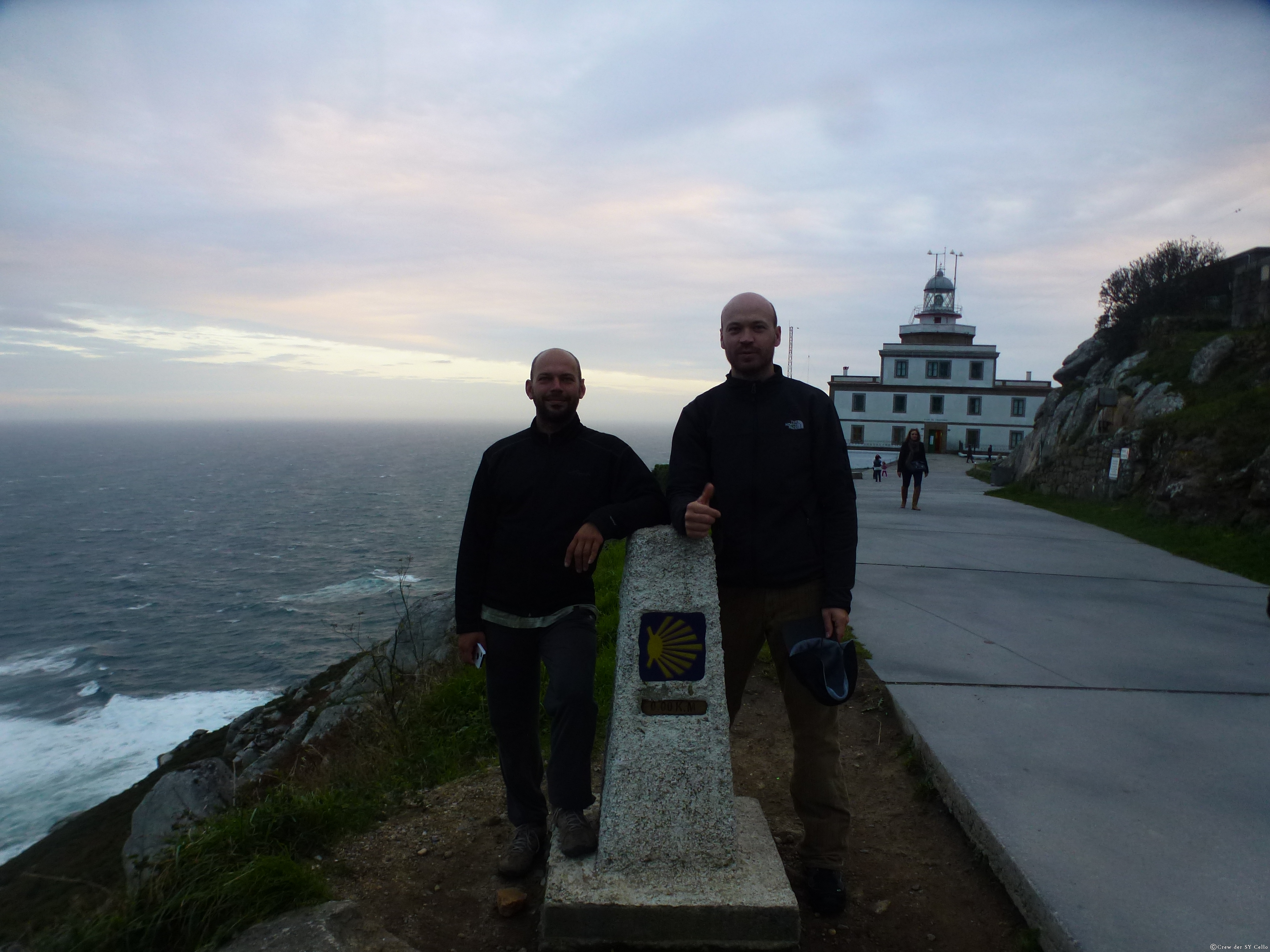 Der Null-Stein des Pilgerwegs am Leuchtturm von Fisterra