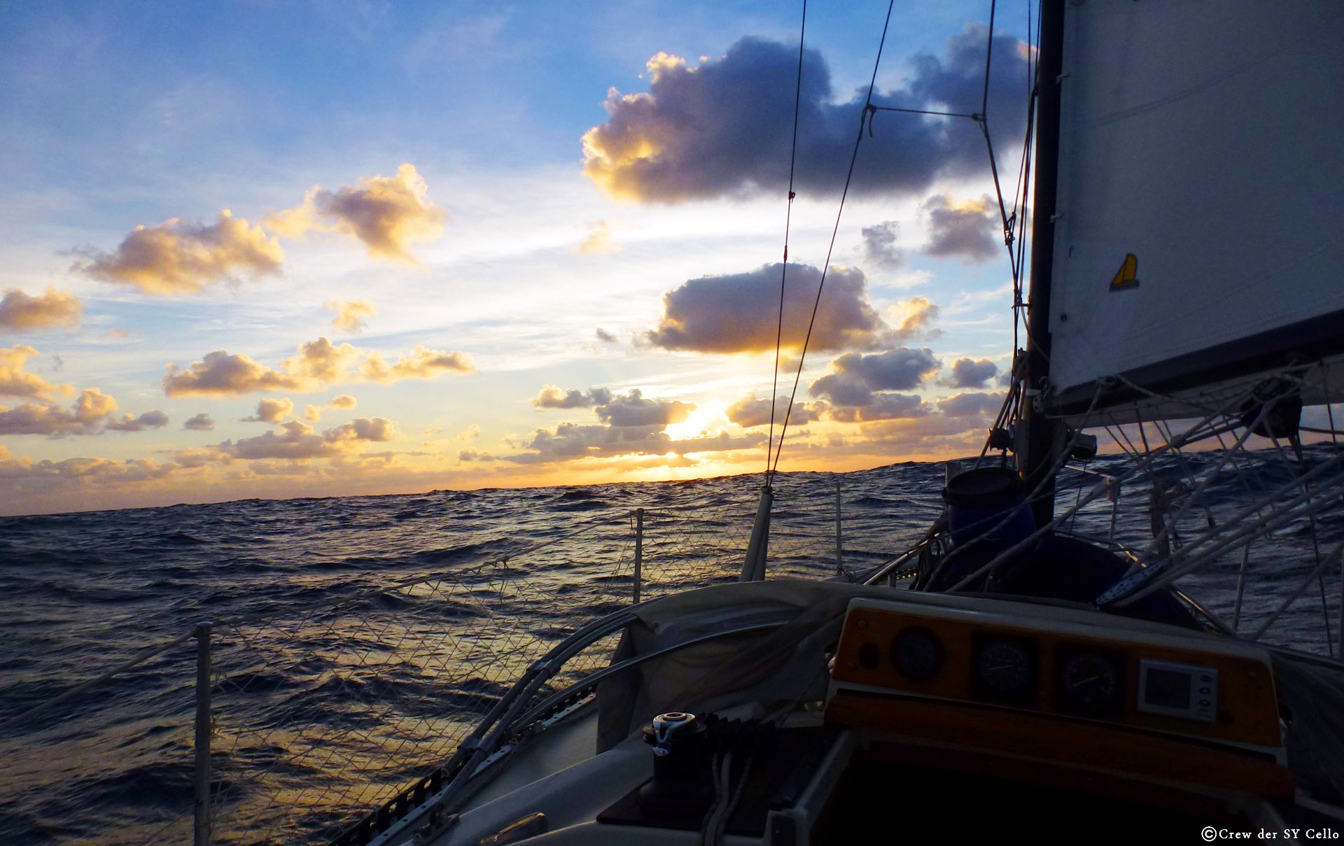 Segeln in die Abenddämmerung hinein.